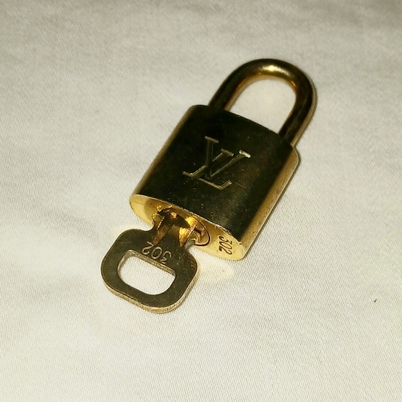 Louis Vuitton Authentic Lock and Key #302 on unbranded Chain. 16" - Picture 10 of 10